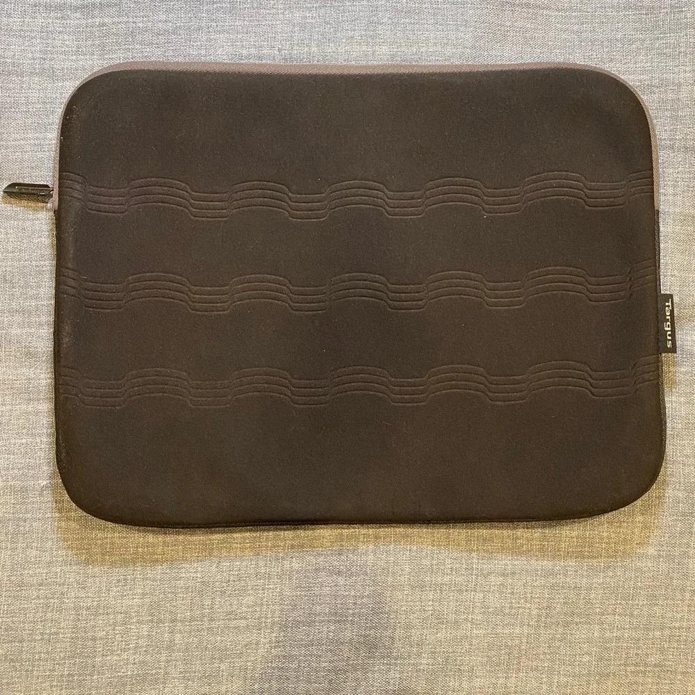Targus Neoprene Laptop Sleeve Case Dark Gray Black Wavy Design Zipper Closure